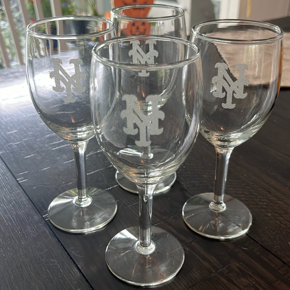 Set of (4) NY Mets wine glasses